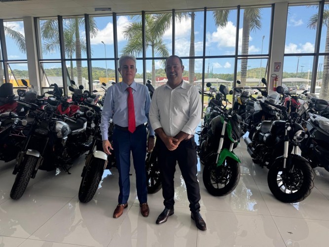 O presidente da AMDE, Emerson Cabral visita montadora em Recife-PE.